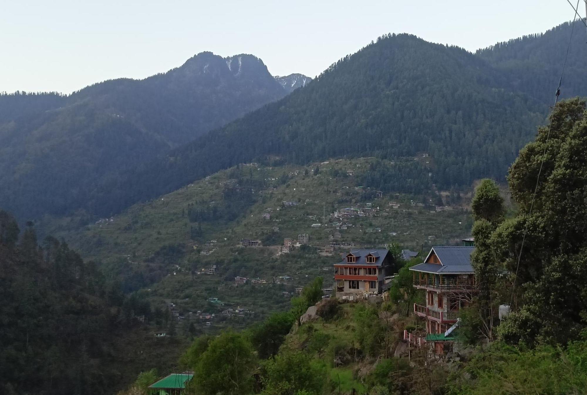 Tirthan Hilltop Home Stay Banjār 外观 照片